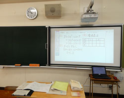 全教室に提示環境を整備。湾曲黒板にも設置できるスクリーンの幅は自由に調整できる