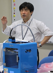 山本教授と3Dプリンター