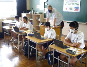 フィリピンの中学生とオンラインで交流を図る